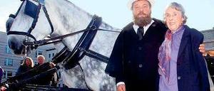 Opa und Enkelin. Schauspieler Walter Plathe spielt den Eisernen Gustav am Ku’dammtheater. Ursula Buchwitz-Wiebach, die Enkelin des echten, ist schon gespannt wie. Foto: Davids