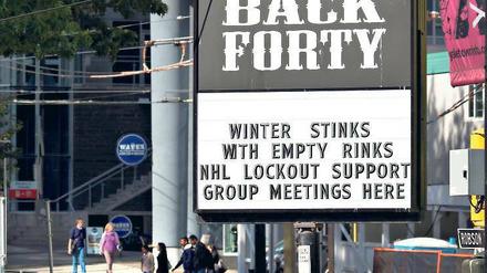 Was wird das für ein Winter? An einem Pub in der Nähe der Spielstätte der Vancouver Canucks machen Kanadas Eishockeyfans deutlich, was sie vom Lockout halten. 