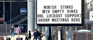 Was wird das für ein Winter? An einem Pub in der Nähe der Spielstätte der Vancouver Canucks machen Kanadas Eishockeyfans deutlich, was sie vom Lockout halten. 