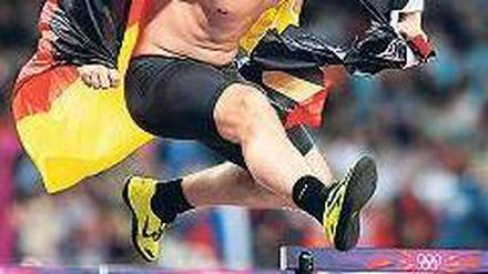 Große Sprünge für kleines Geld. Harting, hier nach seinem Olympiasieg, will mehr finanzielle Sicherheit für Athleten. Foto: dapd