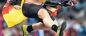 Große Sprünge für kleines Geld. Harting, hier nach seinem Olympiasieg, will mehr finanzielle Sicherheit für Athleten. Foto: dapd