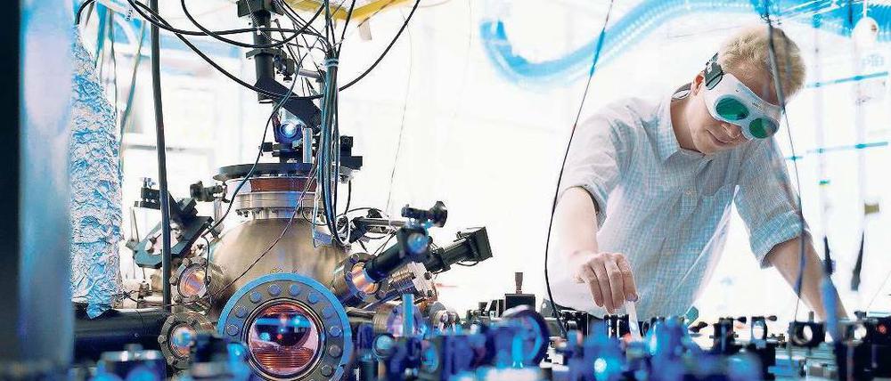 Fallensteller im Mikrokosmos. David Wineland und Serge Haroche entwickelten Methoden, um Phänomene der Quantenwelt an geladenen Atomen und Photonen studieren zu können. Eine praktische Anwendung ihrer Arbeit sind optische Uhren wie diese an der Physikalisch-Technischen Bundesanstalt in Braunschweig. Sie sind etwa 100-mal genauer als die heute für die Zeitmessung gebräuchlichen Cäsium-Atomuhren.