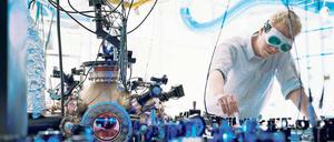 Fallensteller im Mikrokosmos. David Wineland und Serge Haroche entwickelten Methoden, um Phänomene der Quantenwelt an geladenen Atomen und Photonen studieren zu können. Eine praktische Anwendung ihrer Arbeit sind optische Uhren wie diese an der Physikalisch-Technischen Bundesanstalt in Braunschweig. Sie sind etwa 100-mal genauer als die heute für die Zeitmessung gebräuchlichen Cäsium-Atomuhren.