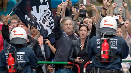 Die meisten Demonstranten gegen den Neonazi-Aufmarsch blieben friedlich.