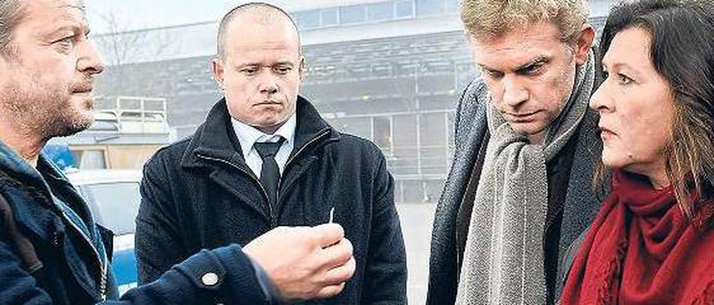 Grüezi, Frau Kommissarin: Klara Blum (Eva Mattes) und ihr Partner Kai Perlmann (Sebastian Bezzel, 2. von rechts) müssen sich überraschend mit dem Schweizer Kollegen Matteo Lüthi (Roland Koch, links) arrangieren – und der hat wenig Lust auf Teamarbeit. Foto: SWR
