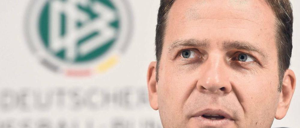 Fehlt nur noch Ballack. Oliver Bierhoff musste am Dienstag einige Wogen glätten – deutliche Worte richtete er vor allem an Uli Hoeneß. Foto: dapd