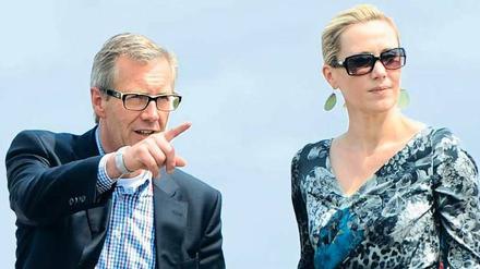 Nur noch bedingt im Visier der Staatsanwaltschaft: Ex-Bundespräsident Wulff und seine Frau Bettina in diesem Sommer auf der Galopprennbahn Langenhagen. 