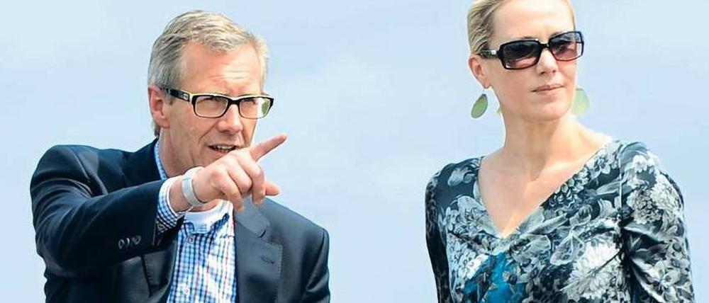 Nur noch bedingt im Visier der Staatsanwaltschaft: Ex-Bundespräsident Wulff und seine Frau Bettina in diesem Sommer auf der Galopprennbahn Langenhagen.