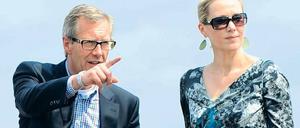 Nur noch bedingt im Visier der Staatsanwaltschaft: Ex-Bundespräsident Wulff und seine Frau Bettina in diesem Sommer auf der Galopprennbahn Langenhagen. 