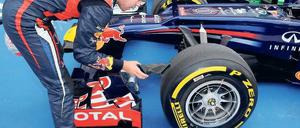 Hier eist der Chef noch selbst. Weil nach der Qualifikation kein Mechaniker das Auto anfassen darf, kühlte Sebastian Vettel die Bremsscheiben seines Autos selbst herunter. Foto: dpa