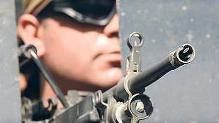 Im Anschlag: Ein türkischer Soldat auf Posten in Akcakale, wo mehrere Türken durch syrische Geschosse starben. Foto: Bulent Kilic/AFP
