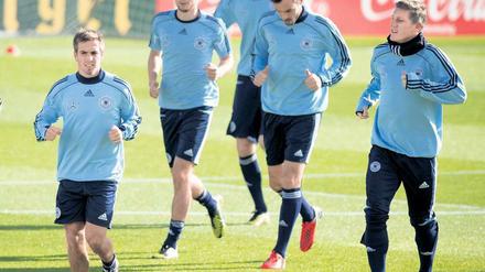 Geh du voran. Kapitän Philipp Lahm (links). 