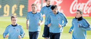 Geh du voran. Kapitän Philipp Lahm (links).