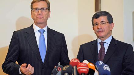 Guido Westerwelle (FDP) und sein türkischer Kollege Ahmet Davutoglu am Samstag in Istanbul. 