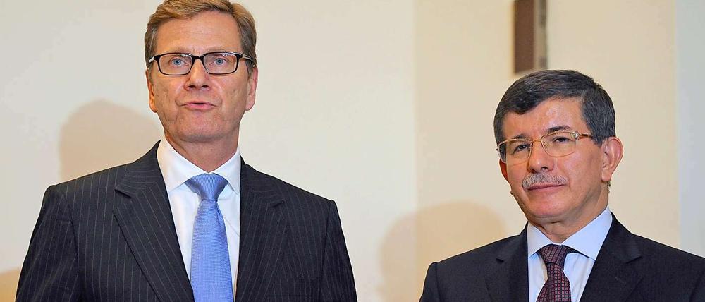 Guido Westerwelle (FDP) und sein türkischer Kollege Ahmet Davutoglu am Samstag in Istanbul. 