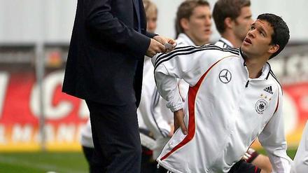 "Ich habe heute leider kein Foto für dich." Oliver Bierhoff mit Michael Ballack, der noch aufs Abschiedspiel hofft.