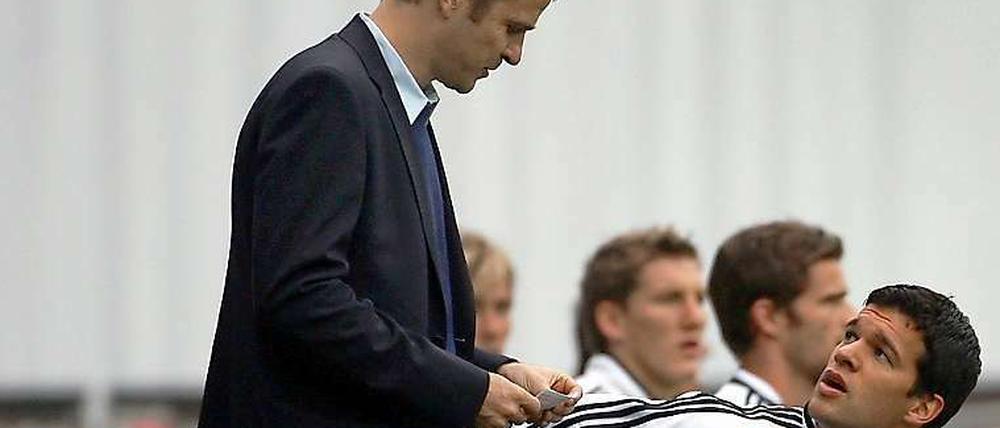 "Ich habe heute leider kein Foto für dich." Oliver Bierhoff mit Michael Ballack, der noch aufs Abschiedspiel hofft.
