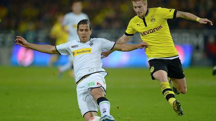  Überflieger. Dortmunds Neuzugang Reus (r.) gegen Gladbachs Dominguez.