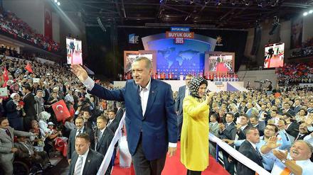 Auf einem Parteitag wurde Erdogan am Sonntag in Ankara mit großer Mehrheit erneut in das Amt des Parteichefs gewählt.