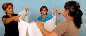 Urnengang in Georgien: Wahlhelferinnen bereiten eine Abstimmungskabine vor.