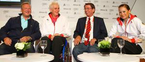 Mittendrin. Ehrhart Körting, Präsident des Behinderten-Sportverbandes Berlin (BSB), mit Ruderin Katrin Splitt (v. l. n. r.) Kugelstoßerin Marianne Buggenhagen und Innensenator Frank Henkel, beim "Berliner Abend" im "Deutschen Haus". Körting, 70, ist neuer BSB-Chef. Der SPD-Politiker war Berliner Justizsenator und Innensenator.