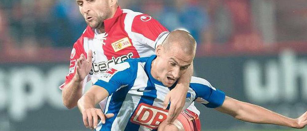 Schmaler Körper, großes Herz. Peer Kluge behauptet sich trotz physischer Unterlegenheit gegen Torsten Mattuschka.