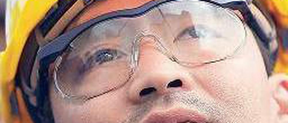 Helm auf! Philipp Rösler, Wirtschaftsminister und FDP-Chef, ist in seiner Partei sehr umstritten. In Umfragen rangieren die Liberalen unter fünf Prozent. Foto: Oliver Berg/dpa