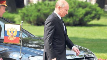 Marke des Vertrauens. Russlands Präsident Wladimir Putin lässt sich in einem gepanzerten Mercedes-Benz chauffieren. Das soll sich ändern.