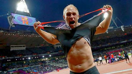 Robert Harting, wie man ihn kennt: Vor Freude über seinen Sieg zerreißt der Berliner sein Trikot.
