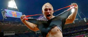 Robert Harting, wie man ihn kennt: Vor Freude über seinen Sieg zerreißt der Berliner sein Trikot.