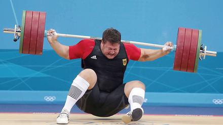 Das haut den stärksten Mann um.196 Kilogramm knallen auf Matthias Steiners Nacken.