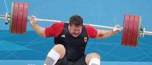 Das haut den stärksten Mann um.196 Kilogramm knallen auf Matthias Steiners Nacken.