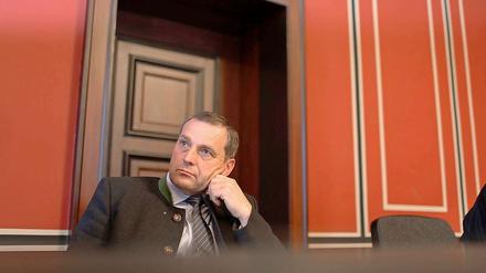 Der NPD-Politiker Udo Pastörs sitzt am Donnerstag, den 2. August 2012, hinter der Anklagebank im Amtsgericht Schwerin. Ihm wird Verunglimpfung des Andenkens Verstorbener und Verleumdung des Holocausts vorgeworfen.