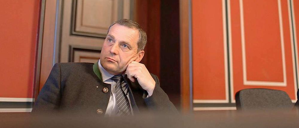 Der NPD-Politiker Udo Pastörs sitzt am Donnerstag, den 2. August 2012, hinter der Anklagebank im Amtsgericht Schwerin. Ihm wird Verunglimpfung des Andenkens Verstorbener und Verleumdung des Holocausts vorgeworfen.