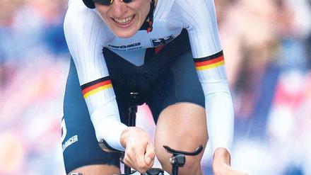 Schneller. Bradley Wiggins (u.) holte wie erwartet Gold, bei den Frauen Judith Arndt Silber. Foto: Reuters/dpa