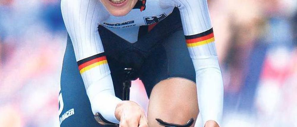 Schneller. Bradley Wiggins (u.) holte wie erwartet Gold, bei den Frauen Judith Arndt Silber. Foto: Reuters/dpa