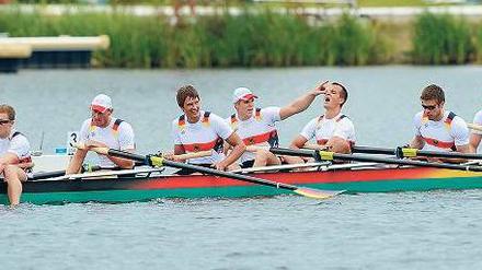 Nichts geht mehr. Am Ende aller Qualen fehlt den Ruderern des Deutschland-Achters die Kraft, um die Goldmedaille zu feiern. Foto: dapd