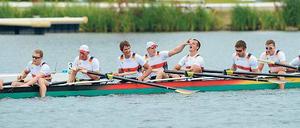 Nichts geht mehr. Am Ende aller Qualen fehlt den Ruderern des Deutschland-Achters die Kraft, um die Goldmedaille zu feiern. Foto: dapd