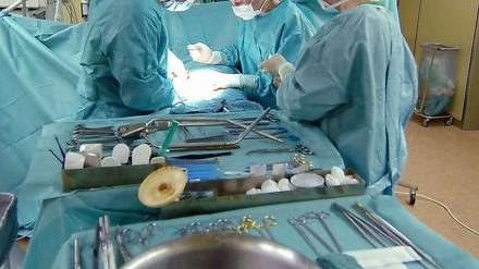 Es ist ein Spitzengespräch zur Organspende geplant - als Reaktion auf jüngste Skandale (im Bild: ein OP-Team bei einer Nierentransplantation).