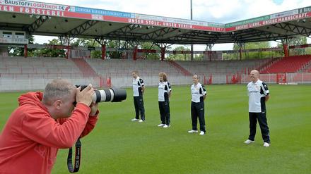 In der Alten Försterei. Ob es beim offiziellen Fototermin des Zweitligisten Union Berlin für die neue Saison auch ein üppiges Buffet gegeben hat? Die Präsenz der Presse lässt ebendies schwer vermuten.