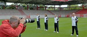 In der Alten Försterei. Ob es beim offiziellen Fototermin des Zweitligisten Union Berlin für die neue Saison auch ein üppiges Buffet gegeben hat? Die Präsenz der Presse lässt ebendies schwer vermuten.