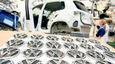 Gut zu tun haben die Mitarbeiter beim Autobauer VW. Derzeit arbeiten über 520 000 Angestellte für den Wolfsburger Konzern. Foto: dapd
