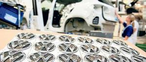 Gut zu tun haben die Mitarbeiter beim Autobauer VW. Derzeit arbeiten über 520 000 Angestellte für den Wolfsburger Konzern. Foto: dapd