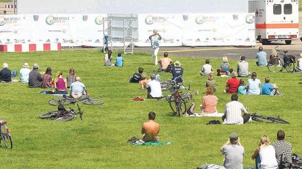 … und gucken und sitzen. Tagsüber ist es noch ein bisschen leerer, entspannter – geschwitzt wird hier vor allem wegen der Hitze. Foto: Davids