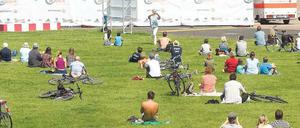 … und gucken und sitzen. Tagsüber ist es noch ein bisschen leerer, entspannter – geschwitzt wird hier vor allem wegen der Hitze. Foto: Davids