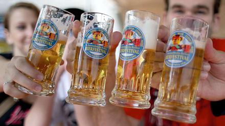 Besucher prosten sich beim 16. Internationalen Berliner Bierfestival auf der Karl-Marx-Allee am Freitag in Berlin zu.