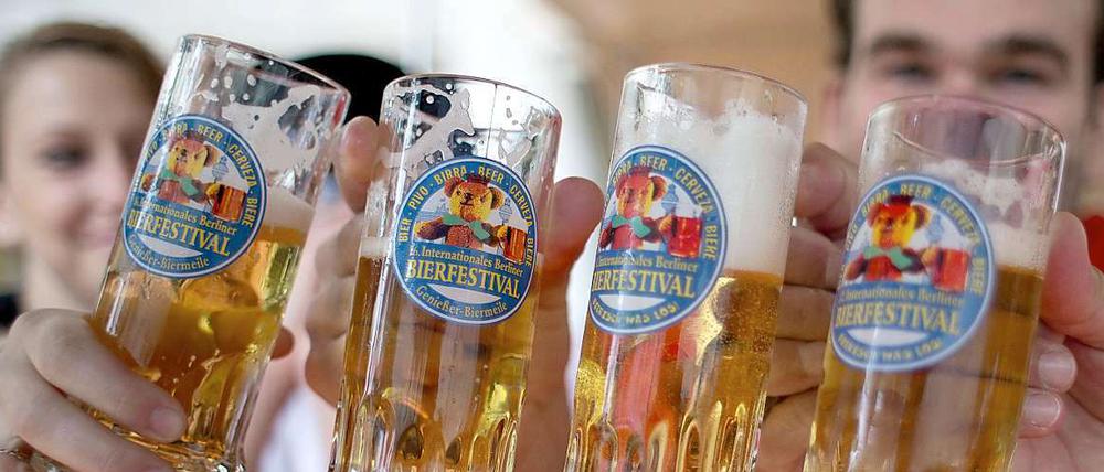Besucher prosten sich beim 16. Internationalen Berliner Bierfestival auf der Karl-Marx-Allee am Freitag in Berlin zu.