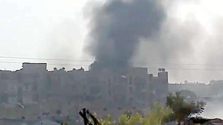 Dunkle Rauchwolken über einer zerstörten Häuserfront in der syrischen Stadt Aleppo. Um die Wirtschaftsmetropole wird seit Tagen erbittert gekämpft.