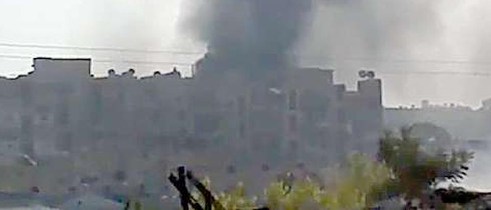 Dunkle Rauchwolken über einer zerstörten Häuserfront in der syrischen Stadt Aleppo. Um die Wirtschaftsmetropole wird seit Tagen erbittert gekämpft.