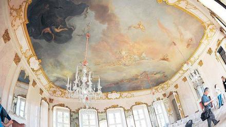 Glänzende Aussichten. Der Spiegelsaal im Schloss Rheinsberg kann vom morgigen Sonnabend an nach der Restaurierung wieder besichtigt werden. Foto: dpa/Bernd Settnik